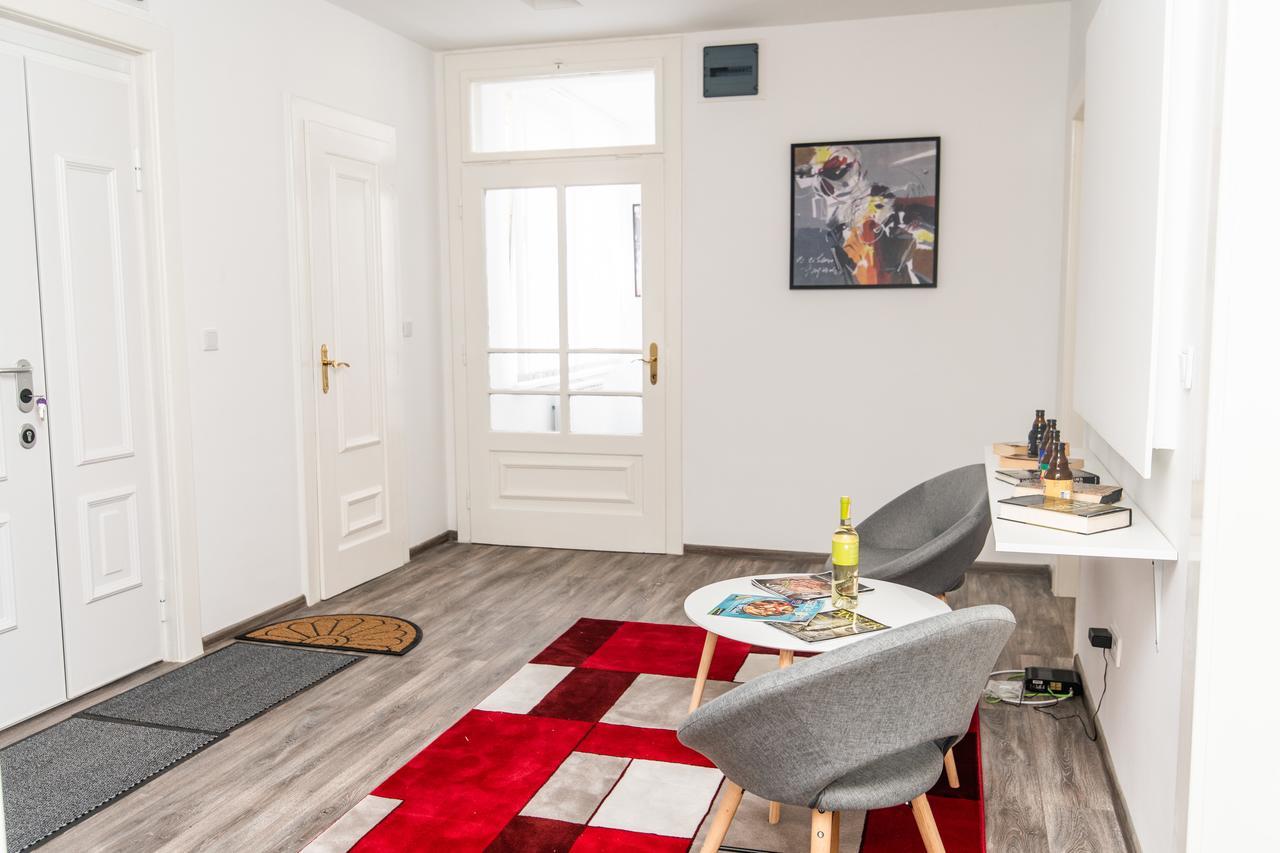Modern In The Heart Of The Center! Appartamento